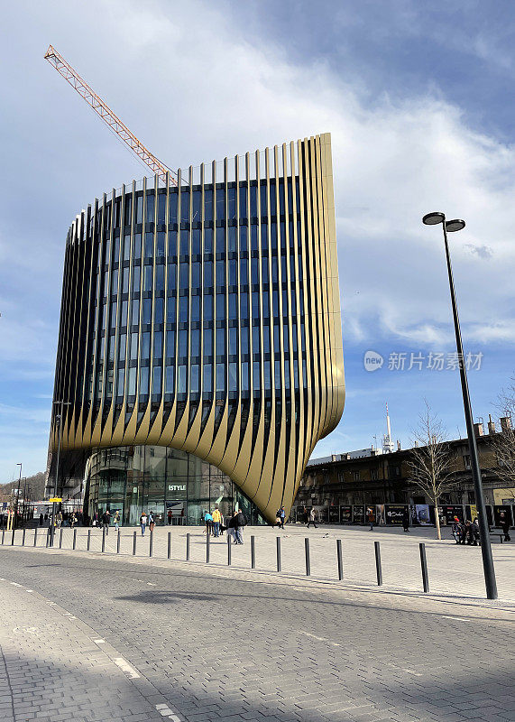 由建筑师扎哈·哈迪德(Zaha Hadid)设计的现代多功能建筑位于布拉格马萨里科沃广场的旧火车站(masary<e:1> ka)上。